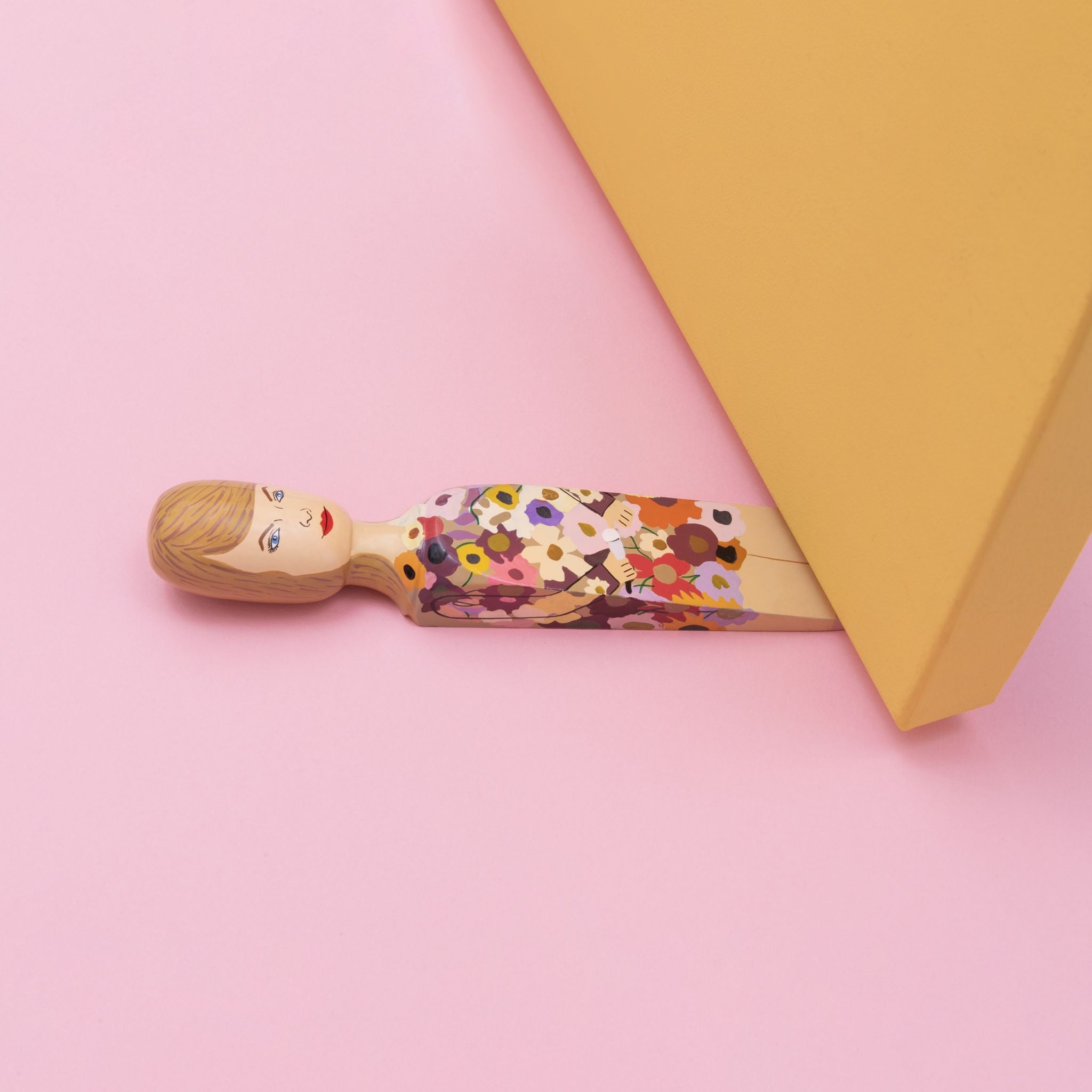 Wedgie Door Stopper Swifty - Floral Outfit