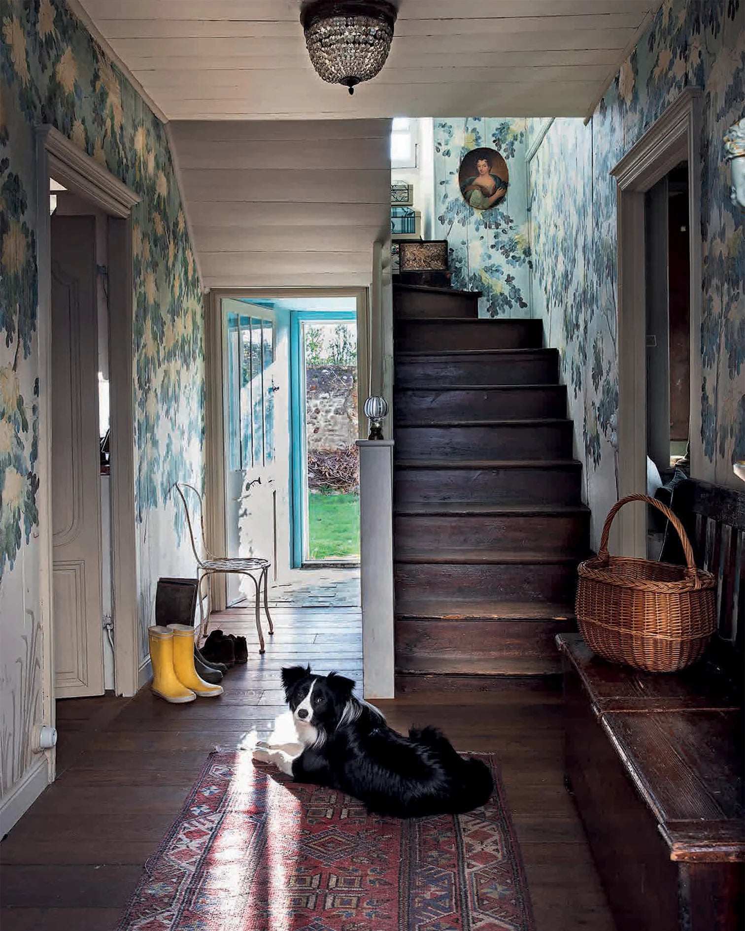 Book- A Year in the French Style : Interiors and Entertaining by Antoinette Poisson by Vincent Farelly (Author) , Jean-Baptiste Martin (Author)
